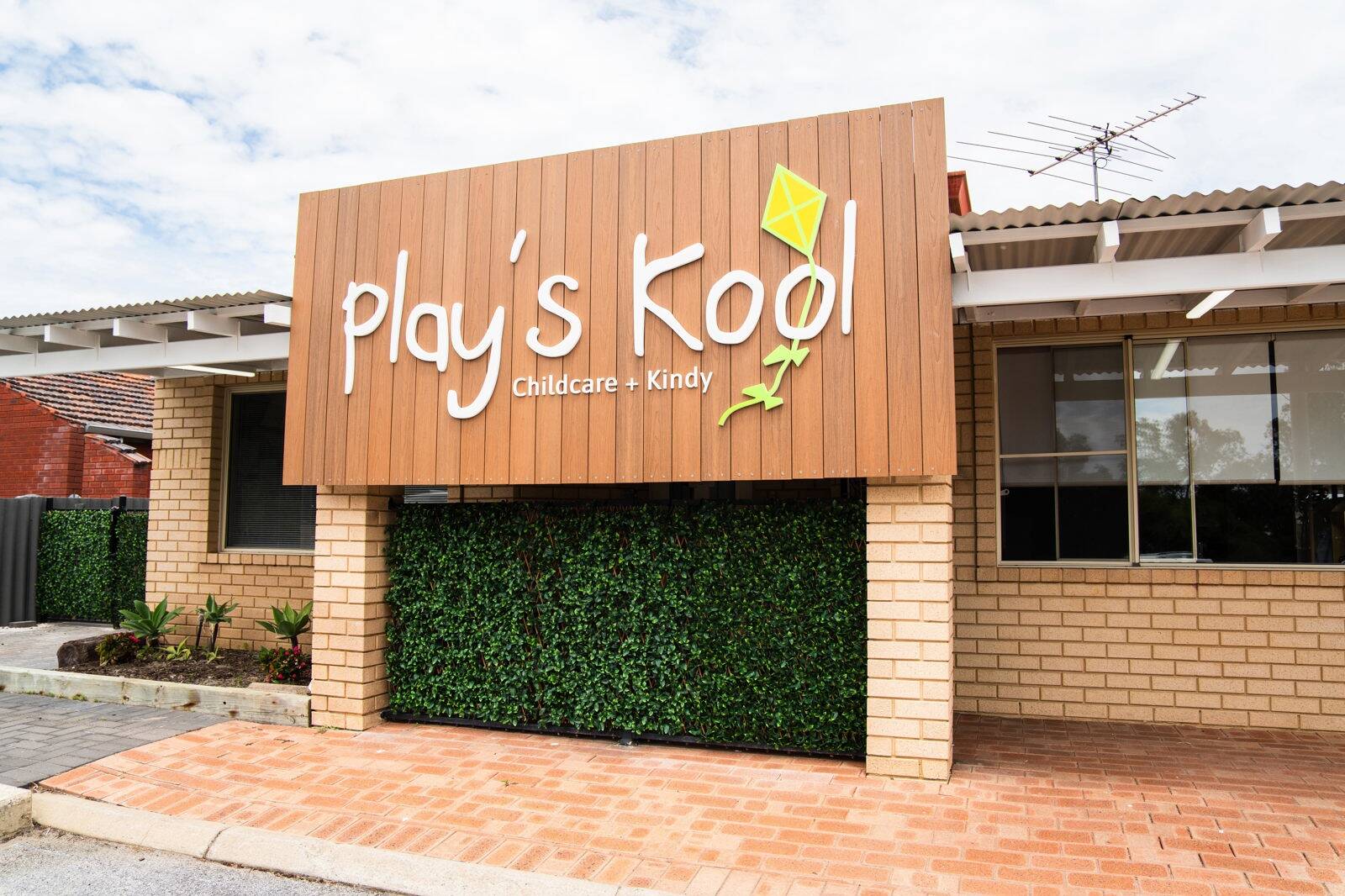 Play's Kool Halls Head